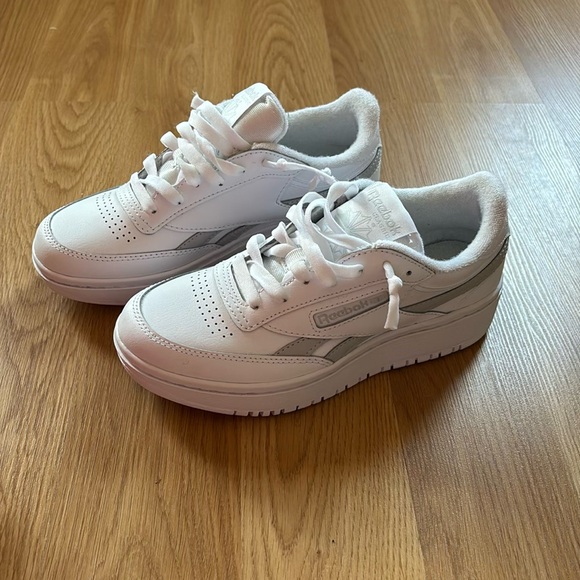 Rebook Shoes - Picture 2 of 4